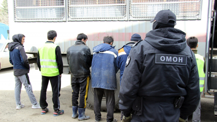 Сколько мигрантов отправились на родину, озвучили южноуральские полицейские
