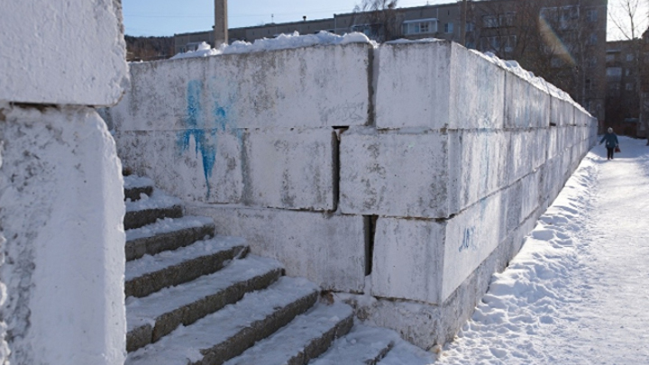 Поехавшая стена школы в Миассе может рухнуть на детей