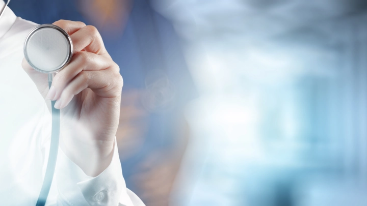 Заболевшая агрессивным раком 19-летняя девушка назвала три симптома, которые пропустила