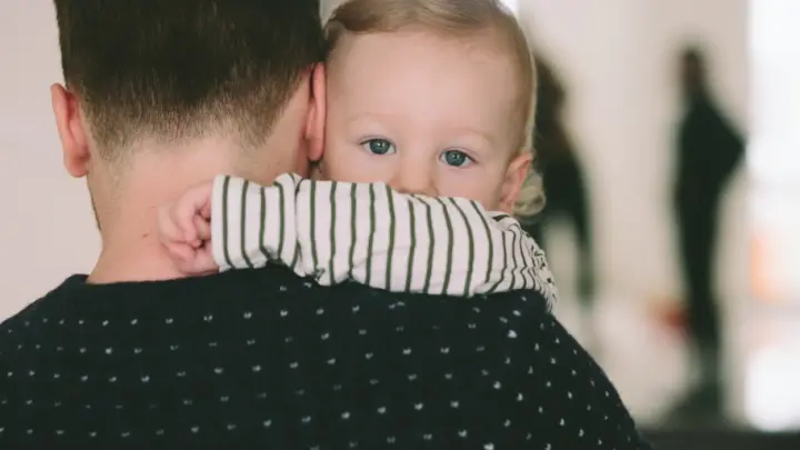 В Британии суд не смог определить отца ребёнка из‑за связи матери с двумя близнецами