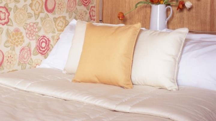 В Свердловской области пенсионерке продали постельное белье почти за 100 тысяч рублей