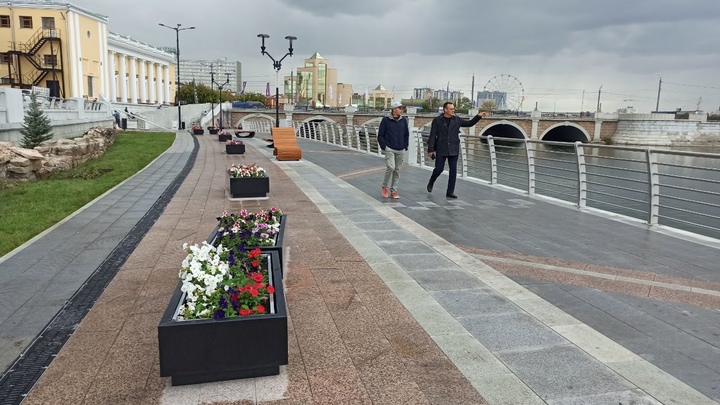 По новой набережной в Челябинске уже гуляют горожане - фото