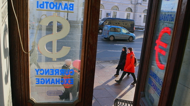 Белорусы понесли накопленные доллары обратно в обменник