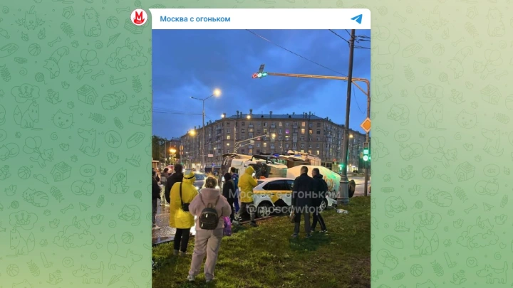 Бетономешалка перевернулась в районе станции метро Бутырская в Москве