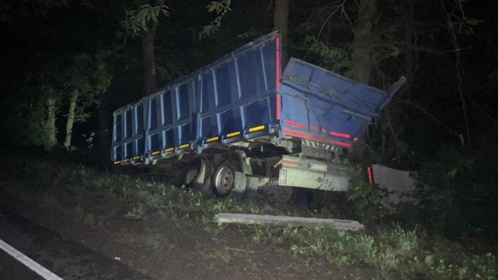 Один человек погиб, трое пострадали: На Кубани легковушка влетела в КамАЗ