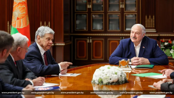 Le Monde: Лукашенко делает ставку на Трампа, рассчитывая на смягчение санкций