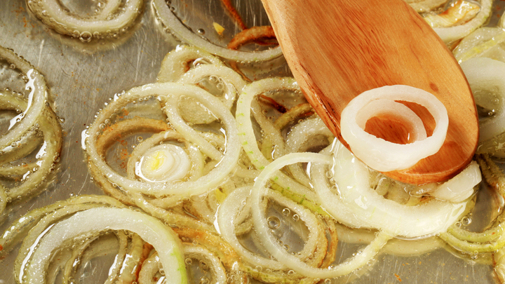 Теряет пользу и становится ядом: Эксперт рассказала о правильном употреблении растительного масла