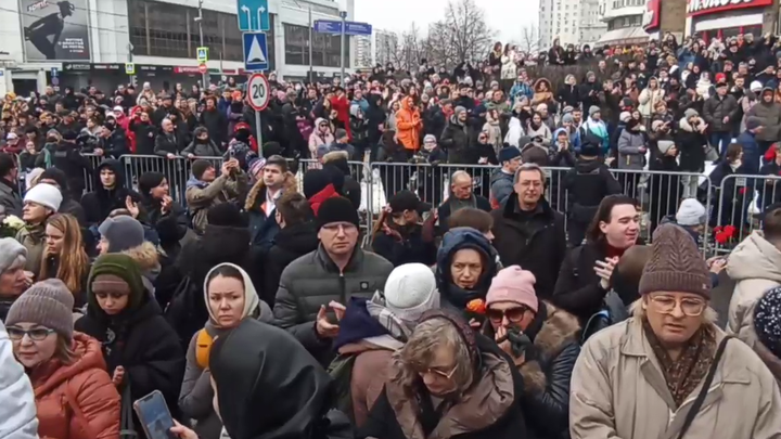 Похороны Навального* превратились в цирк. С небратьями, хохмачами и послами англосаксов