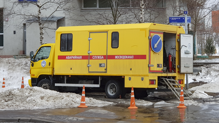 В Екатеринбурге из-за коммунальной аварии затопило двор в микрорайоне Заречный