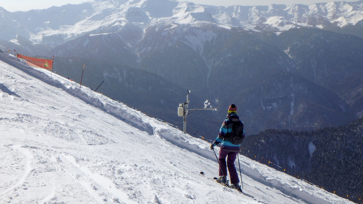 Красная Поляна временно закрыла все трассы для катания из-за сильного ветра