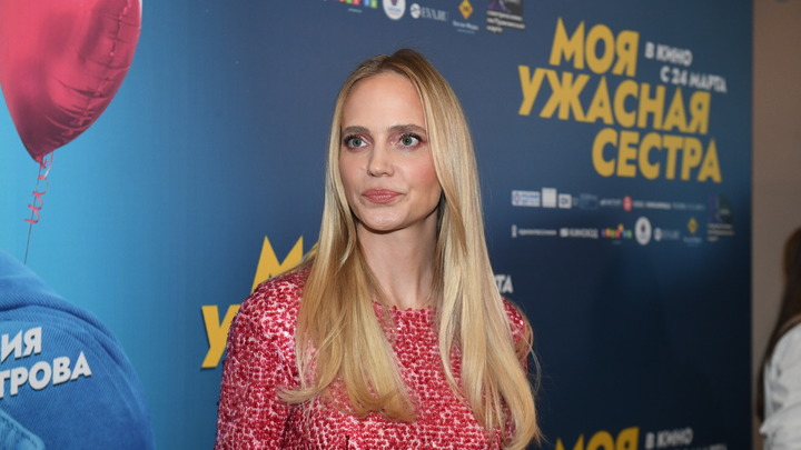 Не на ту сцену вышла: в соцсетях обсуждают неадекватное поведение Глюкозы в Красноярске