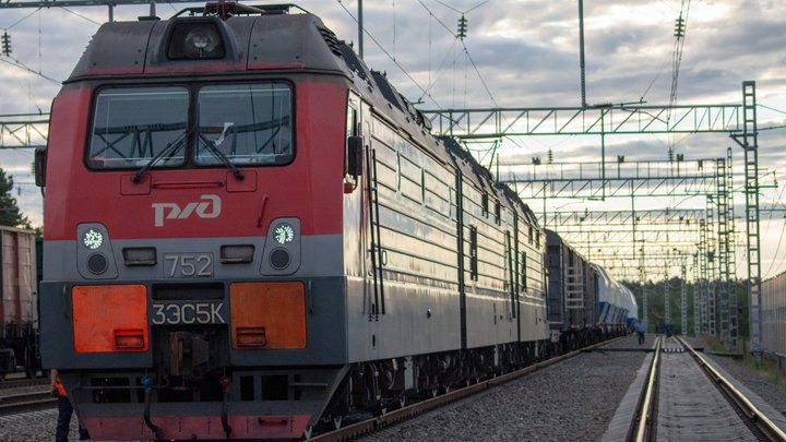 В Ростовской области неизвестные примотали к колёсам поезда подозрительные предметы