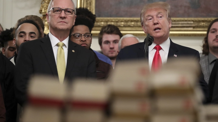 Грёбаная сырая рыба и любимый бургер. Меню Трампа удивило людей: 78 лет, и на здоровье не жалуется