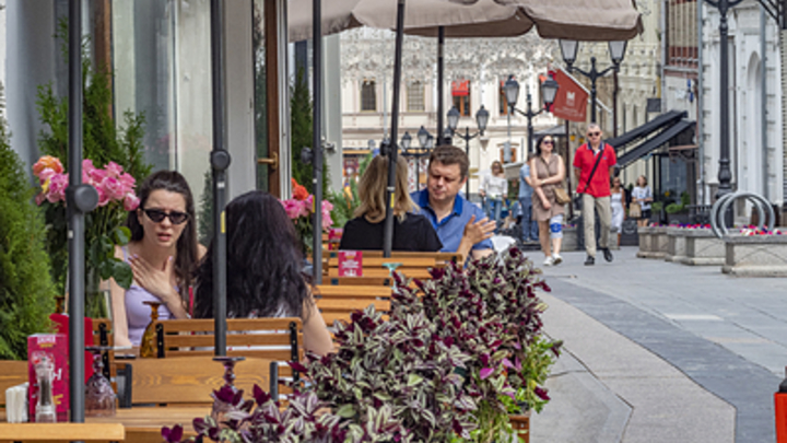 Система расхолаживает официантов: Рестораторы поддержали запрет на чаевые