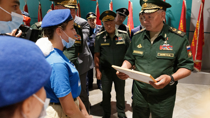 Ладно, поехал: вызов Шойгу на допрос в Мариуполь в одном фото