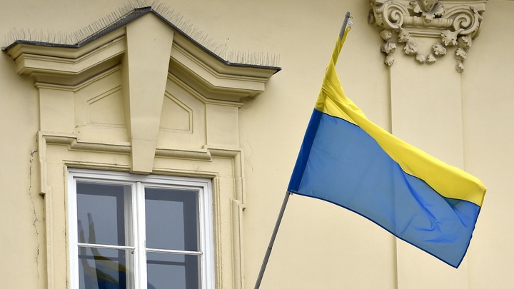 Украинский политолог назвал срок, за который страну могут разорвать