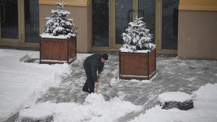 В Краснодаре на девушку обрушился козырёк подъезда