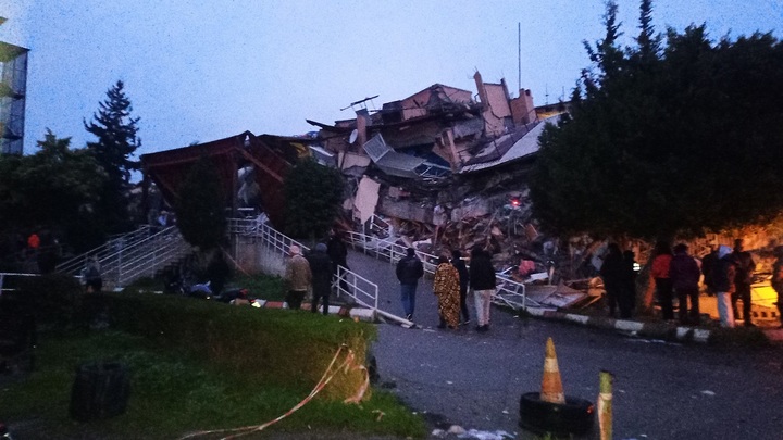 Чудесное спасение малышки из-под завалов в Турции сняли на видео