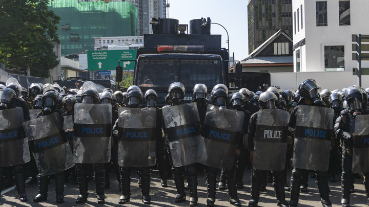 Грузинский спецназ применил в отношении митингующих водомет