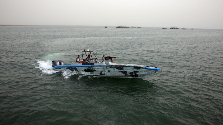 Удар ракеты - следом пожар: В Красном море горит норвежский химический танкер