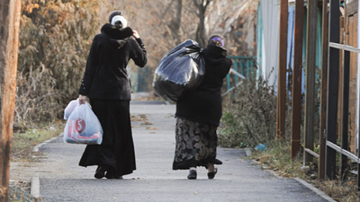 Засовывай её полностью туда: цыганки нырнули в ящик вещеворота в Магнитогорске