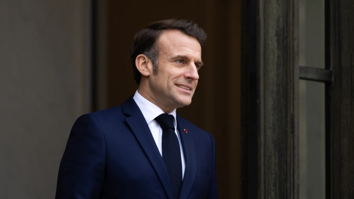 Куда лезет этот шарлатан!: Пошедший против Трампа Макрон вызвал ярость среди французов