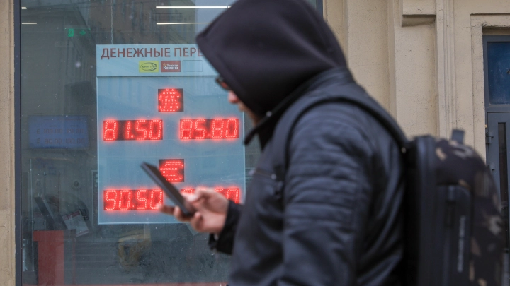 Граждан России пугают виртуальным вирусом. Мошенники пролезли в смартфоны: Одно подключение - и данные украдены