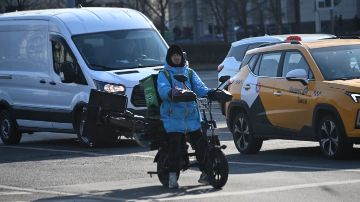 Петербург без доставки: полиция устроила облаву на курьеров с электровелосипедами