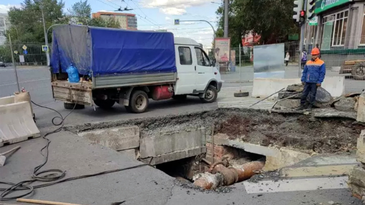 На перекрестке в центре Челябинска перекрыли движение на две недели