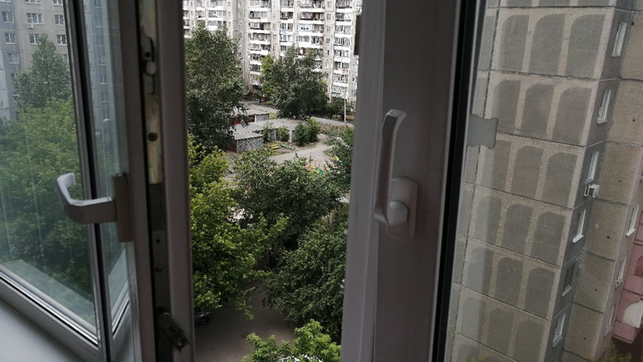 Не дождался помощи: челябинец сорвался с балкона седьмого этажа
