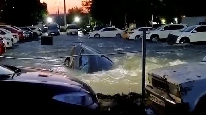 В Ростове-на-Дону из-за коммунальной аварии утонула машина