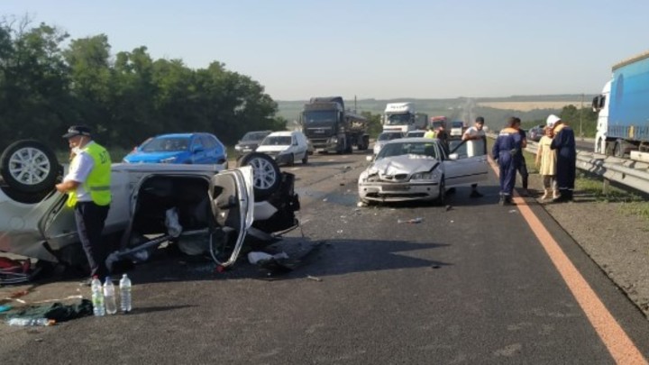 На М-4 в Ростовской области в аварию попала молодая семья