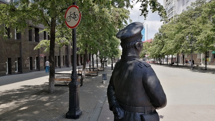 В Челябинске на Кировке снова ЧП: пьяные хулиганы громили скульптуру