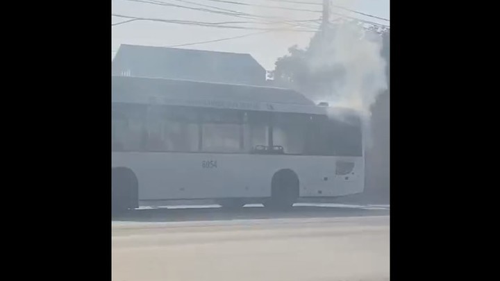 Очередное ЧП произошло с автобусом в Ростове: Водитель решил, что горит двигатель