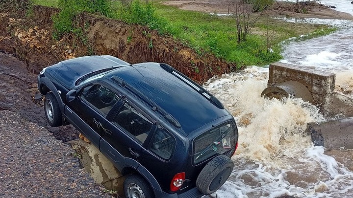 В Балейском районе полиция спасла водителя внедорожника из бурного потока воды