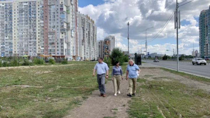Челябинские школьники в начале учебного года остались без тротуара к новой школе в Академе