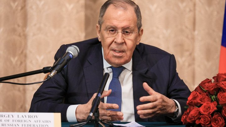 Это оскорбительно!” Лавров резко отреагировал на заявление Макрона о странах, которые он посещает