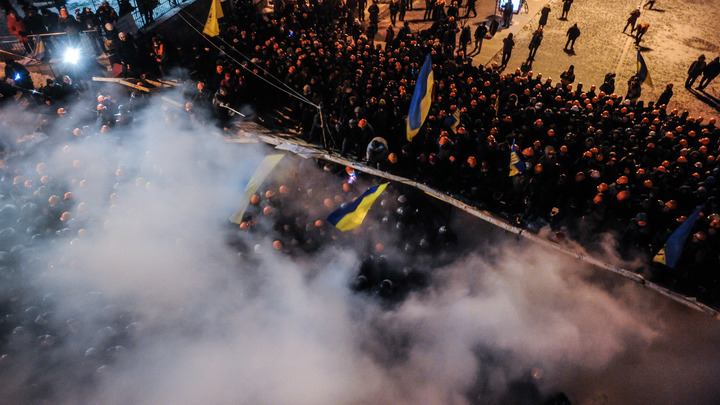 Российское консульство в огне: Украинские радикалы бесчинствуют в Харькове, милиция - в стороне. Фото
