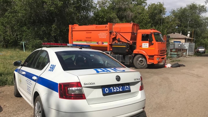 Два пенсионера попали под колеса мусоровозов в Челябинской области в один день