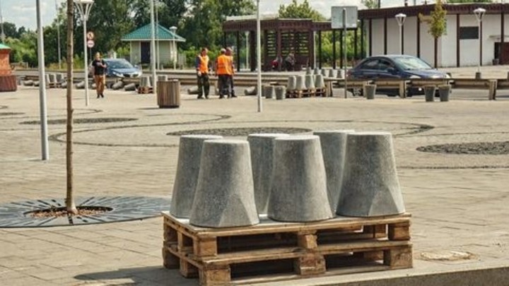 В Шуе на недавно благоустроенной площади Революции начали менять болларды