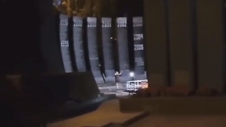 Подростки устроили танцы для Тик Ток на воинском мемориале в Екатеринбурге