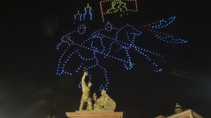 В небе над Нижним Новгородом появились 3D-изображения, посвящённые Дню народного единства