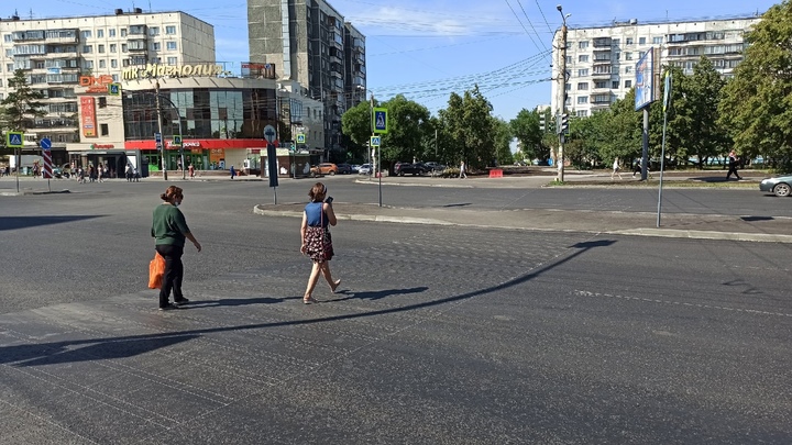 На Комсомольском проспекте в Челябинске вместо травы положили асфальт