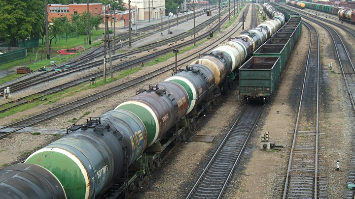 На вокзале Челябинска сошли с рельсов и опрокинулись вагоны