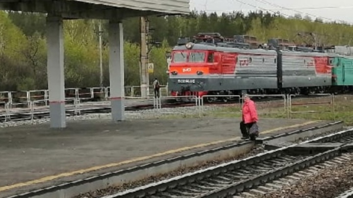 Контролер по безопасности ЮУЖД полезла под поездом и получила травму