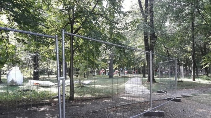 Сделают платным?: В Ростове перекрыли вход в парк Революции