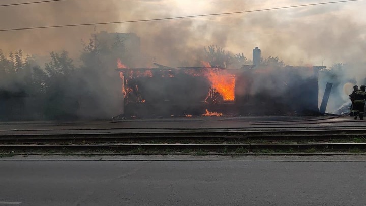 В сгоревшем в центре Челябинска заброшенном доме нашли тело мужчины