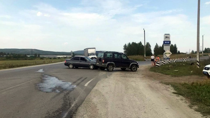 Ребенок и трое взрослых пострадали в лобовом ДТП в Челябинской области