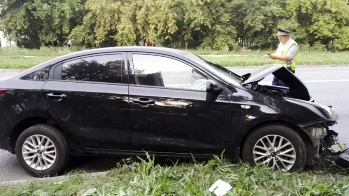 Автомобиль с тремя детьми врезался в электроопору в Челябинске