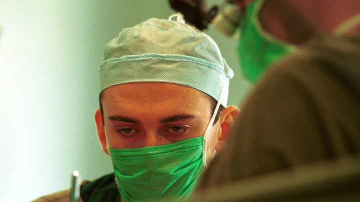 Новосибирские нейрохирурги спасли диджея с огромной опухолью мозга